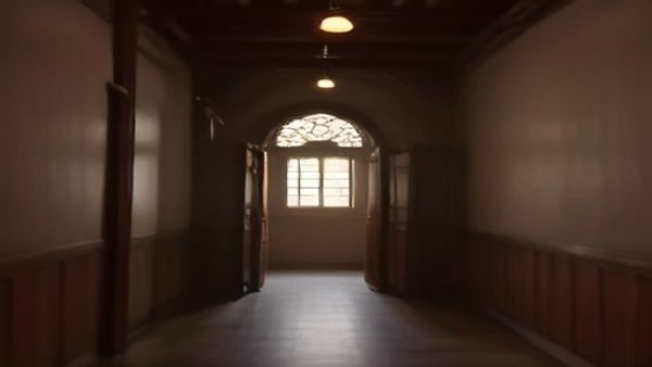 入室绑架vk剧情向短片场景截图，昏暗室内环境，强烈的戏剧冲突感，影评编辑风格排版